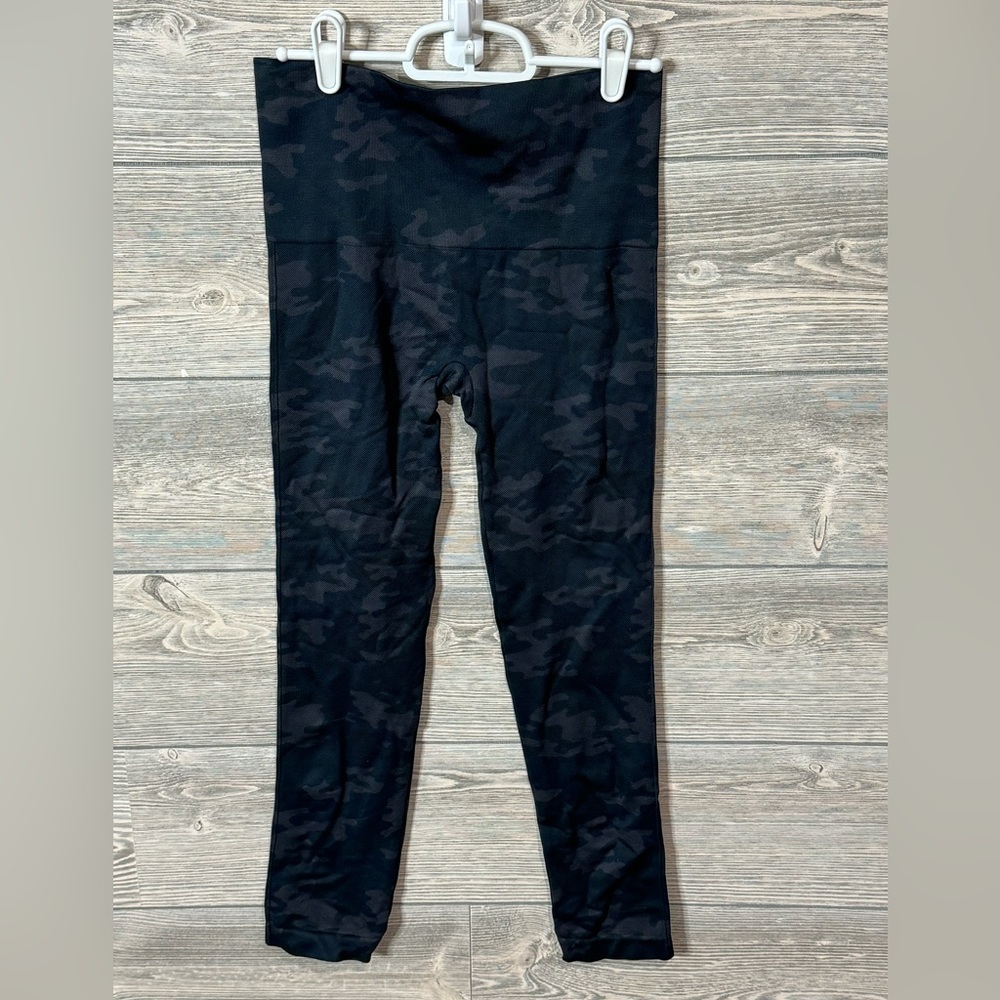 SPANX Seemless Leggings for Tummy Control Black Camo Size Medium New-No Tags - Picture 4 of 8